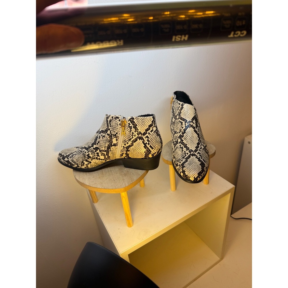 AEROSOLES LEATHER SNAKESKIN WOMENS BOOTIES BRAND NEW SIZE 9